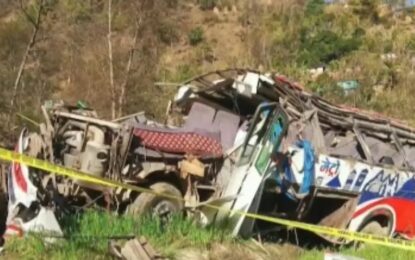 Un micro con invitados a una boda cayó por una pendiente: hubo 13 muertos y 34 heridos