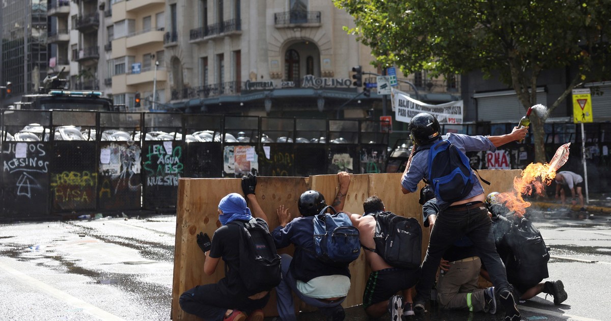 incidentes-por-la-reforma-laboral:-la-ministra-de-seguridad-identifico-a-los-violentos-y-critico-a-la-justicia-por-las-liberaciones-expres