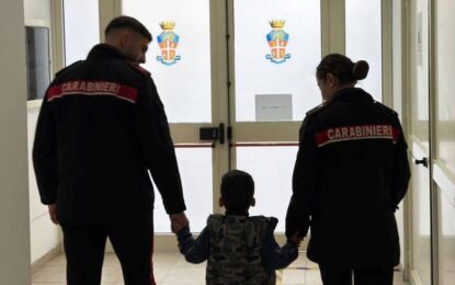 El momento en que un hombre intenta secuestrar a un niño de 5 años: «Este no es tu hijo, dámelo»