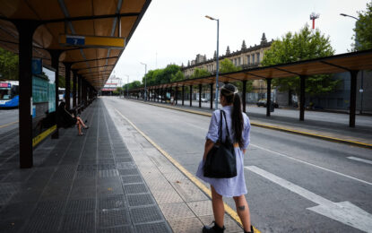 El paro de la CGT arrancó con más autos en la calles, pocos colectivos y los que buscan cómo viajar