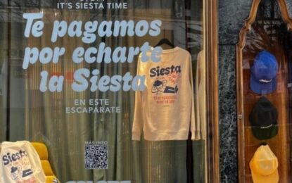 Una empresa ofrece dinero para tomar una siesta en la vidriera del negocio
