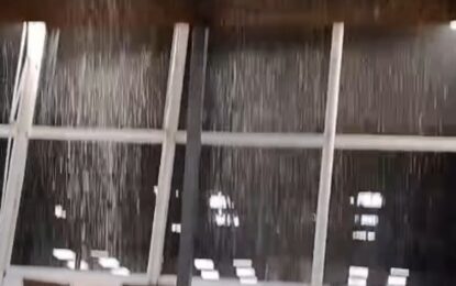 Temporal en AMBA: colapsó un desagüe de Aeroparque y cayó una catarata de agua en uno de los restaurantes