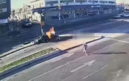 Un auto chocó con un colectivo, se prendió fuego y cuatro personas escaparon de las llamas