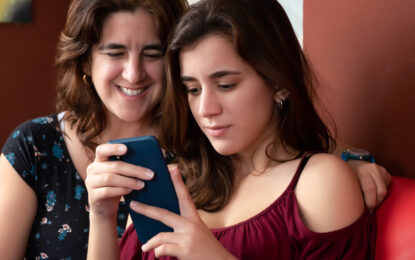 Mendoza: ordenan a una madre dejar de publicar fotos de su hija adolescente en redes sociales