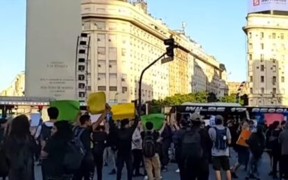 Hubo caos e incidentes en la 9 de Julio en una protesta por la reforma laboral: la marcha se desplazó al Congreso