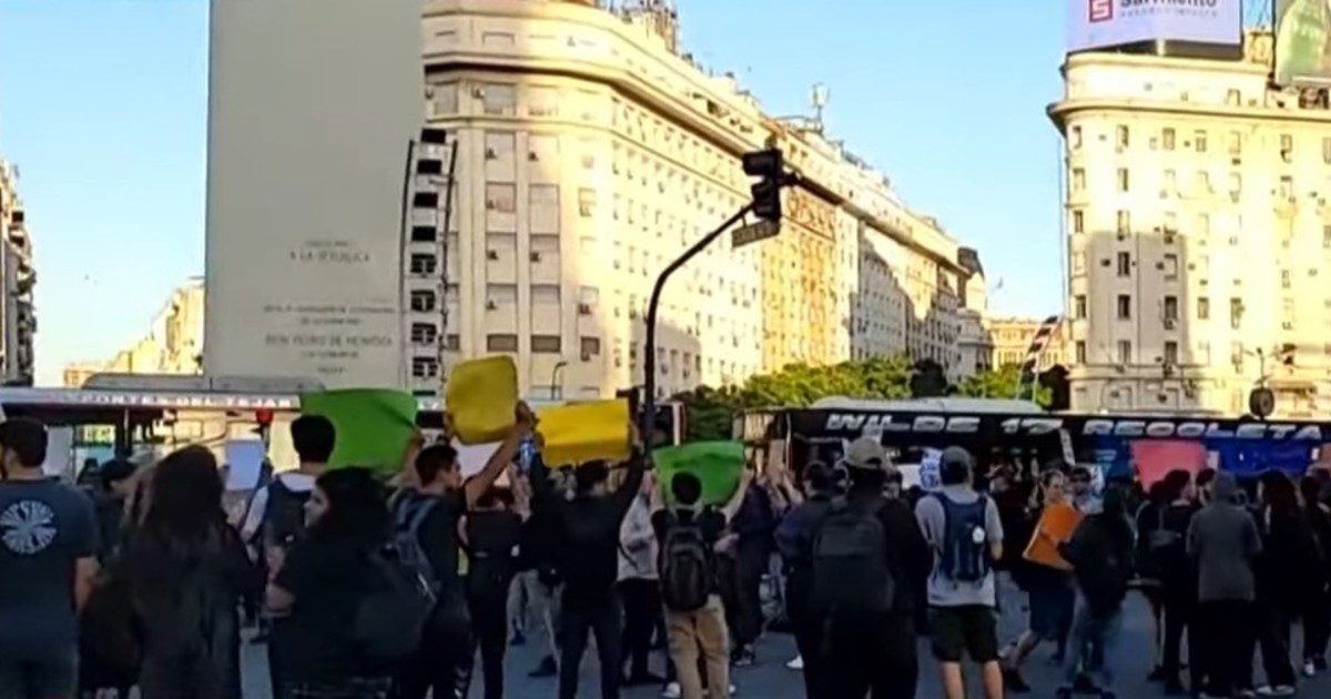 hubo-caos-e-incidentes-en-la-9-de-julio-en-una-protesta-por-la-reforma-laboral:-la-marcha-se-desplazo-al-congreso