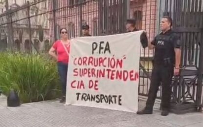 Tensión en Casa Rosada: un policía federal armado protesta frente a la reja y denuncia corrupción