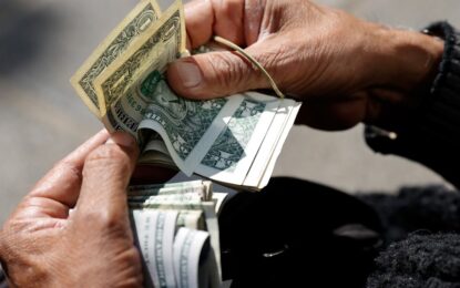 A pesar del ruido externo, el riesgo país baja levemente, rebota el Merval y el dólar sube a $1.425