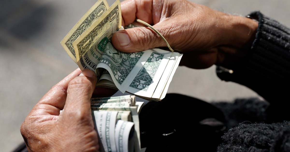 a-pesar-del-ruido-externo,-el-riesgo-pais-baja-levemente,-rebota-el-merval-y-el-dolar-sube-a-$1.425