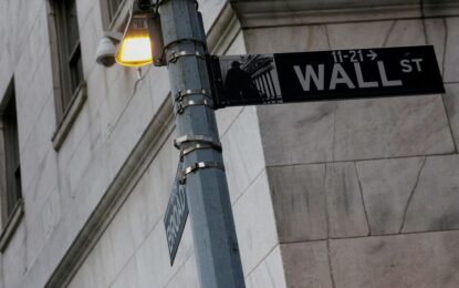 Wall Street se desploma y se disparan el oro, el petróleo y el gas en la primera reacción del mercado a la guerra en Irán