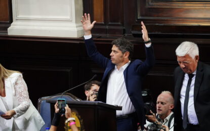 Kicillof levanta el perfil de candidato y arranca su armado en las provincias, pero ya empezó el fuego amigo
