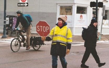 Construyó su propio «sueño americano»: una joven guardia de cruces escolares gana 14.000 dólares al mes como artesana en una localidad de EE.UU.