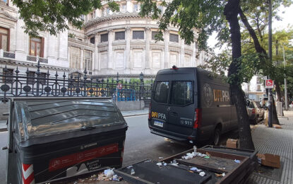 Fuerte operativo policial frente al Congreso por un paquete sospechoso al lado de una cabina de gas