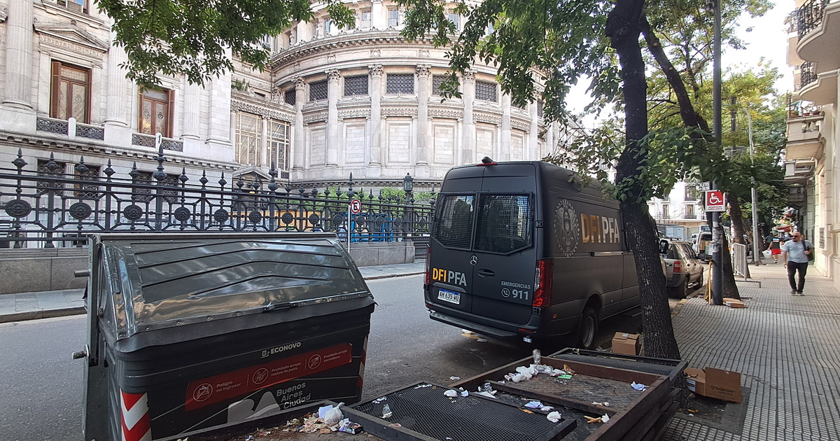 fuerte-operativo-policial-frente-al-congreso-por-un-paquete-sospechoso-al-lado-de-una-cabina-de-gas