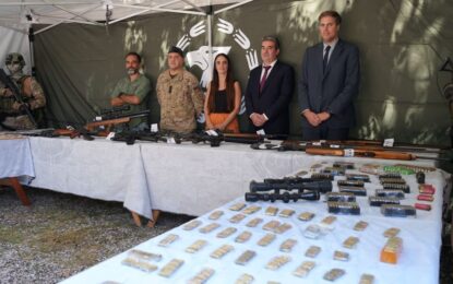Secuestraron un arsenal enterrado en barriles durante tres allanamientos en Santa Fe