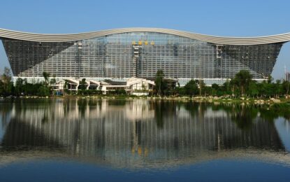 Tres años de obra y 100.000 trabajadores: así es el edificio chino que es cuatro veces más grande que el Vaticano
