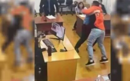 Un preso desató toda su furia en una audiencia en San Juan: quiso pegarle al fiscal y rompió el televisor que había en la sala