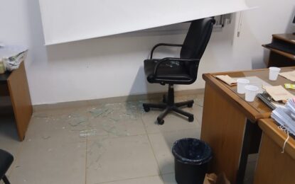 «Los vamos a matar a todos»: piedras, autos rotos y un juez lastimado en otro ataque a un tribunal por un fallo que provocó indignación