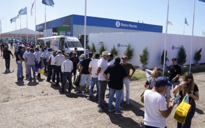 «Sin crédito es muy difícil»: fila de más de una hora en una entidad bancaria para acceder a financiamiento especial