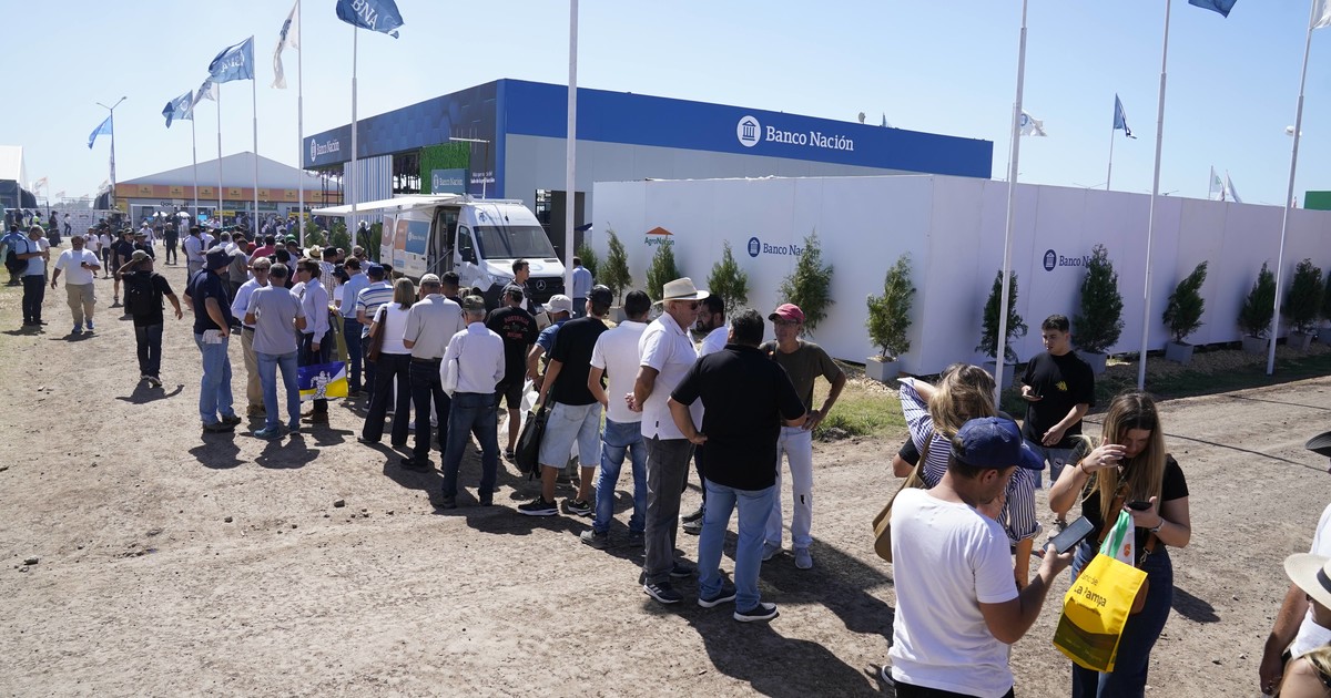 «sin-credito-es-muy-dificil»:-fila-de-mas-de-una-hora-en-una-entidad-bancaria-para-acceder-a-financiamiento-especial