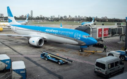 La suba del petróleo se siente en los pasajes de avión: Aerolíneas Argentinas cobrará un recargo en sus vuelos locales e internacionales