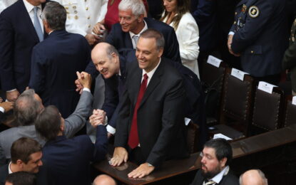 Polémica por el viaje de Adorni a Estados Unidos con su mujer: tiene que hablar en el Congreso y le pedirán explicaciones