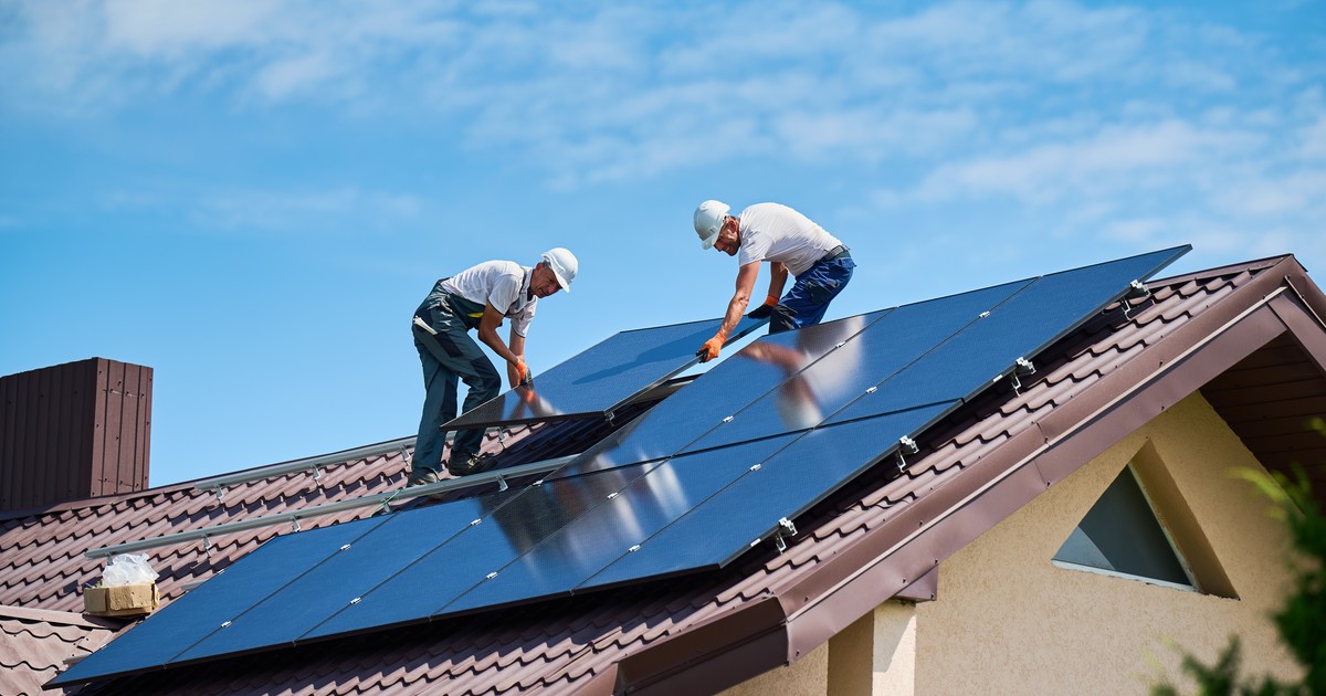 ¿el-ultimo-suspiro-del-petroleo?-como-la-inestabilidad-fosil-esta-financiando-(sin-querer)-la-era-solar