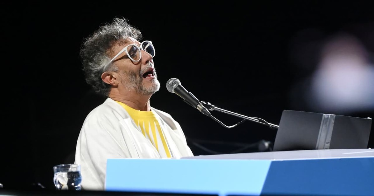 fito-paez-hizo-historia-en-su-rosario-natal,-con-un-show-multitudinario-en-el-monumento-a-la-bandera