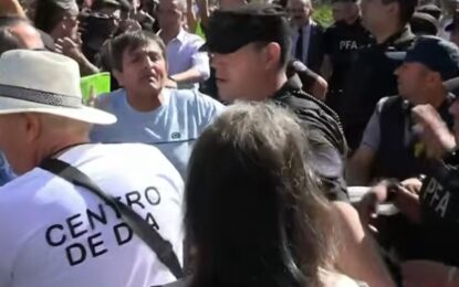 Incidentes en una protesta contra la reforma de Milei a la Ley de Discapacidad: «Está en silla de ruedas, no se puede defender»
