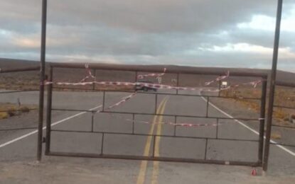 Insólito: la dueña de un campo en Chubut cortó una ruta provincial con una tranquera de metal