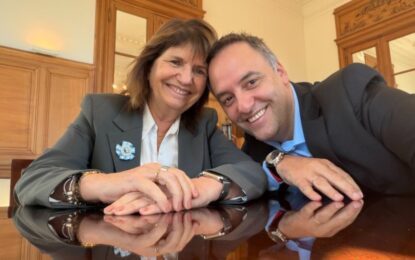 Declaró el broker que vendió el pasaje de vuelta de Adorni desde Punta del Este y contradijo al jefe de Gabinete