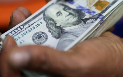 El dólar no encuentra piso: volvió a caer y está 20% abajo del techo de la banda