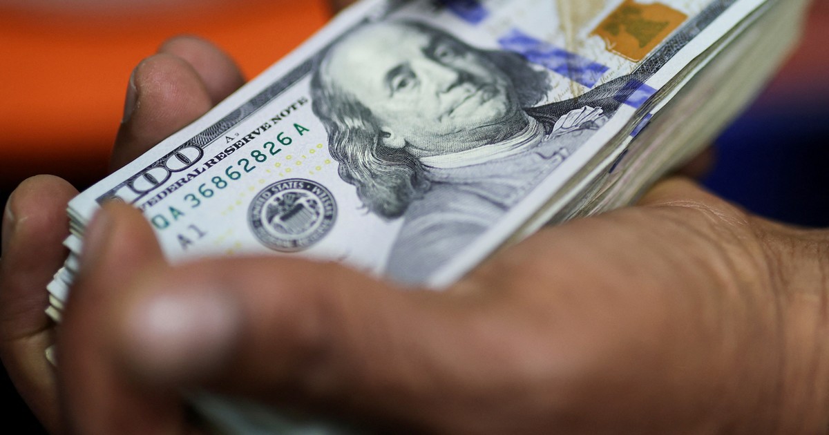 el-dolar-no-encuentra-piso:-volvio-a-caer-y-esta-20%-abajo-del-techo-de-la-banda