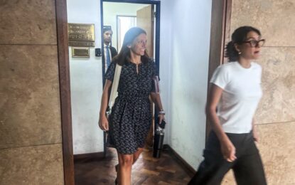 La Justicia dispuso medidas de protección sobre la secretaria de la empresa aérea que llevó a Manuel Adorni a Uruguay tras una denuncia de amenazas