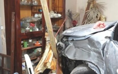 Chocó contra una casa para matar a su mujer y como sobrevivió la trató de ahorcar: quedó detenido