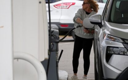 Guerra en el Golfo: el precio de la nafta en Estados Unidos supera los 4 dólares, el más alto desde 2022