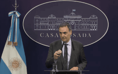 Denunciaron penalmente a Manuel Adorni por el viaje de su esposa en el avión presidencial