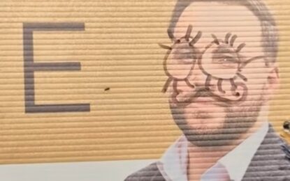 Encontró su cara pintada en un cartel publicitario y tuvo una idea para promocionar su marca: «Pensé en divertirme un poco»