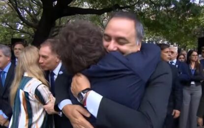 El efusivo abrazo de Javier Milei a Manuel Adorni en el acto por Malvinas