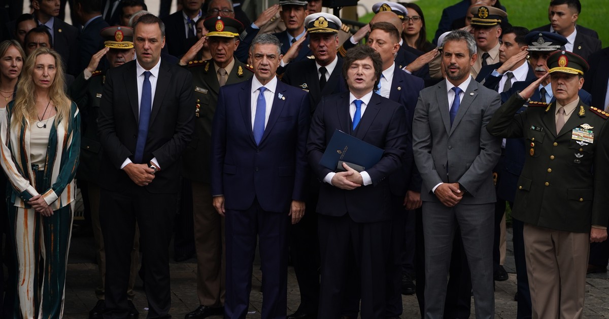 con-manuel-adorni-en-primera-fila,-javier-milei-encabezo-el-acto-por-el-aniversario-de-malvinas