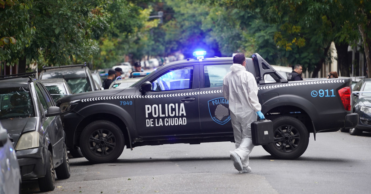 una-policia-se-sintio-amenazada-cuando-compartia-un-viaje-de-aplicacion-en-almagro-y-abrio-fuego:-cuatro-heridos