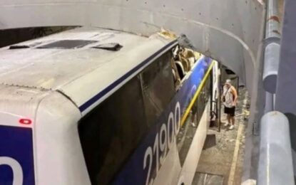 Insólito accidente de hinchas de Chaco For Ever en Banfield: el micro que los trasladaba se incrustó en un paso bajo nivel, hubo heridos