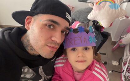 El dúo rapero cordobés de padre e hija que es furor en redes sociales y ya conquista las calles españolas improvisando sobre lo que ve