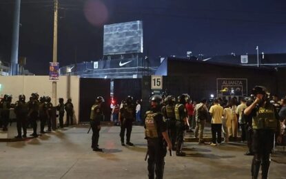 Muro colapsa en estadio Alejandro Villanueva y genera múltiples heridos