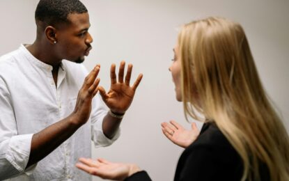 Qué significa que una persona interrumpa siempre las conversaciones, según la psicología