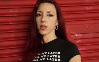 Denisse Romano, la cantante argentina que empezó en la calle, hizo un topless para que no muera el rock y terminó en una película de Coldplay