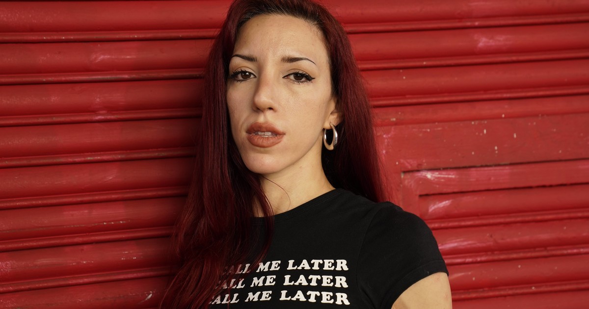 denisse-romano,-la-cantante-argentina-que-empezo-en-la-calle,-hizo-un-topless-para-que-no-muera-el-rock-y-termino-en-una-pelicula-de-coldplay