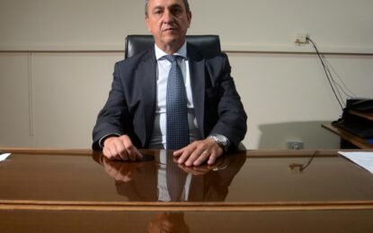 Un juez fue a un prostíbulo, contrató a Gatúbela y llamó al comisario para denunciar que le faltaba plata: fue absuelto en un jury pero volverán a juzgarlo