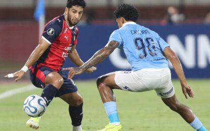La insólita expulsión de un ex Independiente en la Copa Libertadores: agredió a un rival con un saque lateral y tras el VAR le sacaron la roja