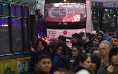 Tercer día de demoras y caos para viajar: quejas de los pasajeros mientras buscan destrabar el conflicto entre el Gobierno y las empresas